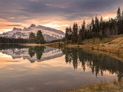 Góra Mount Rundle, Park Narodowy Banff, Prowincja Alberta, Kanada, Jezioro Two Jack Lake