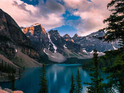 Prowincja Alberta, Jezioro Moraine, Drzewa, Park Narodowy Banff,  Kanada, Góry