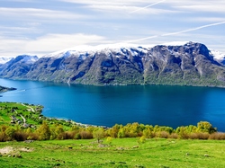 Fiord Aurlandsfjord, Krzewy, Domy, Hrabstwo Sogn og Fjordane, Norwegia, Góry