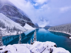 Jezioro Moraine, Drzewa, Ośnieżone, Góry, Zima, Prowincja Alberta, Kanada, Lasy, Park Narodowy Banff, Mgła