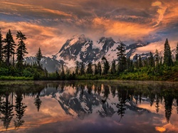 Jezioro Picture, Stan Waszyngton, Góry Mount Shuksan, Wschód słońca, Chmury, Las, Stany Zjednoczone, Drzewa