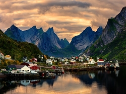 Lofoty, Góry, Chmury, Wieś Reine, Norwegia, Domy