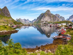 Góry, Morze Norweskie, Wioska Reine, Norwegia, Lofoty, Wyspa Moskenesoya, Domy