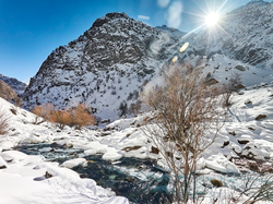 Promienie słońca, Góry Gissar, Śnieg, Varzob, Tadżykistan, Rzeka Siama, Zima, Drzewa