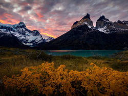 Masyw, Jesień, Zachód słońca, Jezioro, Patagonia, Góry, Cordillera del Paine, Torres del Paine, Chile, Chmury, Park Narodowy Torres del Paine