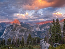 Góry, Stan Kalifornia, Park Narodowy Yosemite, Sierra Nevada, Chmury, Drzewa, Stany Zjednoczone, Skaliste