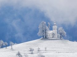 Góry, Gmina Skofja Loka, Wieś Krivo Brdo, Kościół św Tomasza, Alpy Julijskie, Drzewa, Zima, Słowenia, Śnieg