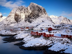 Góry, Lofoty, Domy, Wieś Reine, Wyspa Moskenesøya, Norwegia, Morze Norweskie Zima