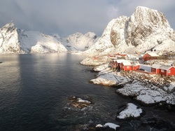 Góra Higravstinden, Lofoty, Domy, Wioska Hamnoy, Zima, Morze, Norwegia, Góry