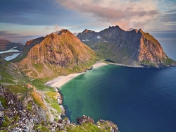 Lofoty, Morze, Plaża Kvalvika, Wyspa Moskenesøya, Norwegia, Góry
