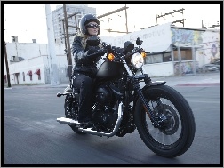 Harley Davidson Sportster 883 Iron, Motocyklistka
