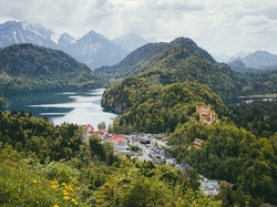 Gmina Schwangau, Jezioro Alpsee, Zamek Hohenschwangau, Miasteczko, Bawaria, Niemcy, Las, Góry, Chmury