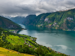 Aurlandsfjord, Hrabstwo Vestland, Norwegia, Zalesione, Fiord, Góry