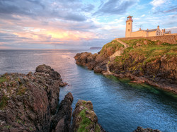 Irlandia Północna, Latarnia morska Fanad Head Lighthouse, Portsalon, Wschód słońca, Skały, Morze, Chmury