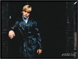 Jared Leto, czarny płaszcz