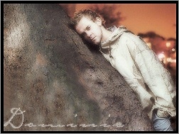 jeansy, Dominic Monaghan, beżowa kurtka
