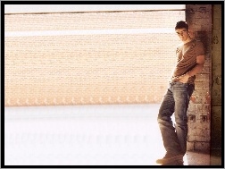 jeansy, Josh Hartnett, brązowa koszulka