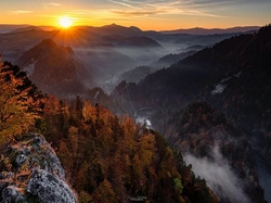 Mgła, Pieniny, Wschód słońca, Góry, Sokolica, Jesień, Polska, Szczyt, Skały, Drzewa