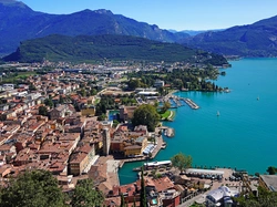 Jezioro, Lake Garda, Góry, Las, Drzewa, Alpy, Włochy, Domy, Miasto
