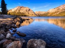 Stan Kalifornia, Jezioro Tenaya, Kamienie, Park Narodowy Yosemite, Stany Zjednoczone, Góry
