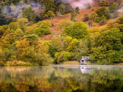Jezioro, Mgła, Drzewa, Las, Park Narodowy Lake District, Kumbria, Anglia, Odbicie, Jesień, Chata