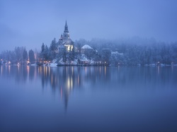 Mgła, Wyspa Blejski Otok, Jezioro Bled, Światła, Odbicie, Kościół Wniebowzięcia Marii Panny, Słowenia, Zima