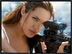 Angelina Jolie, broń