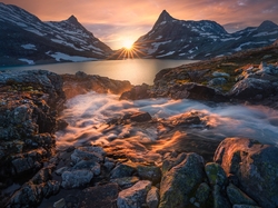 Norwegia, Jotunheimen, Promienie słońca, Kamienie, Jezioro, Góry, Skały