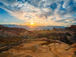 Park Narodowy Death Valley, Zachód słońca, Skały, Stany Zjednoczone, Kalifornia, Góry, Promienie