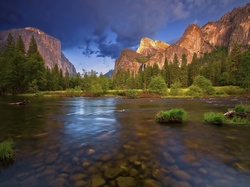 Rzeka, Stan Kalifornia, Chmury, Góry, Park Narodowy Yosemite, Stany Zjednoczone, Lasy