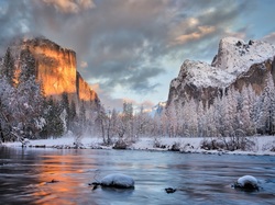 Rzeka, Stan Kalifornia, Drzewa, Zima, Park Narodowy Yosemite, Stany Zjednoczone, Góry