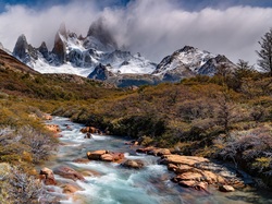Chmury, Szczyt Fitz Roy, Rzeka, Kamienie, Patagonia, Argentyna, Drzewa, Góry Andy, Roślinność