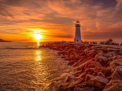 Kamienie, Latarnia morska Walton Lighthouse, Santa Cruz, Wschód słońca, Chmury, Stan Kalifornia, Morze, Stany Zjednoczone