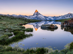 Szczyt Matterhorn, Kanton Valais, Szwajcaria, Jezioro Stellisee, Góry Alpy, Kamienie