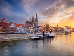 Parowiec, Regensburg, Miasto Ratyzbona, Katedra św Piotra, Domy, Zachód słońca, Rzeka Dunaj, Niemcy, Nabrzeże