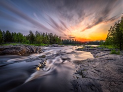 Rzeka Kiiminkijoki, Skały, Kamienie, Zachód słońca, Finlandia, Drzewa