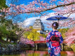 Zamek Białej Czapli, Wiosna, Kobieta, Rzeka, Drzewa, Miejscowość Himeji, Japonia, Parasolka, Zamek Himeji, Kwitnące