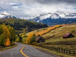 Droga, Chmury, Góry, Ogrodzenie, Wilson Peak, Drzewa, Kolorado, Jesień, Pola, Domki, Stany Zjednoczone, Telluride, Wzgórza