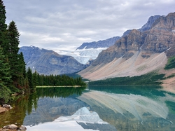 Jezioro Bow Lake, Drzewa, Chmury, Park Narodowy Banff, Góry Skaliste, Kanada