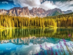 Drzewa, Góry, Dolomity, Chmury, Odbicie, Jezioro Karersee, Włochy, Las