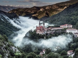 Lasy, Domy, Covadonga, Mgła, Góry, Katedra