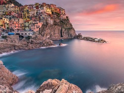 Domy, Gmina Riomaggiore, Manarola, Morze Liguryjskie, Skały, Zatoka, Cinque Terre, Włochy, Kolorowe