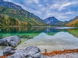 Liście, Jezioro Langbathseen, Las, Austria, Jesień, Drzewa, Góry, Kamienie
