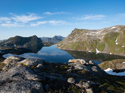 Kamienie, Norwegia, Góry, Lofoty, Wyspa Senja, Jezioro