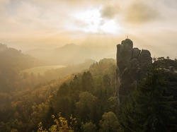 Mgła, Góry Połabskie, Drzewa, Formacja skalna Bastei, Park Narodowy Saskiej Szwajcarii, Niemcy, Skały