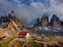Góry Tre Cime di Lavaredo, Dom, Chmury, Dolomity, Włochy, Mgła