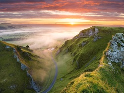 Hrabstwo Derbyshire, Przełęcz, Anglia, Wyżyna Peak District, Mgła, Wschód słońca, Góry, Winnats Pass, Drzewa, Chmury