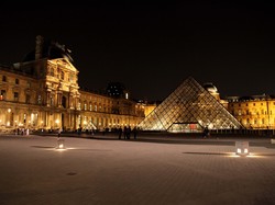 Miasto nocą, Luwr, Paryż, Francja, Muzeum