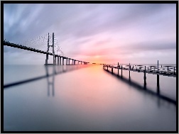 Wschód Słońca, Rzeka Tag, Most Vasco da Gamy, Portugalia, Molo
