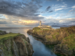 Turystyczna, Latarnia morska, Fanad Head Lighthouse, Skały, Chmury, Irlandia, Morze, Atrakcja